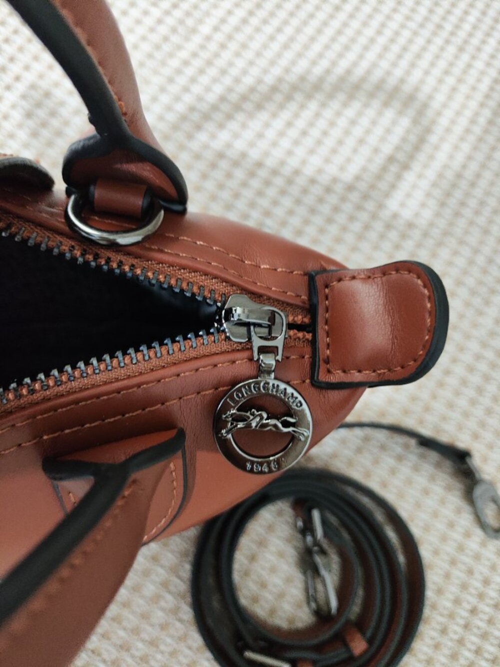 Longchamp cognac-colored handbag with shoulder strap - Picture 15 of 15